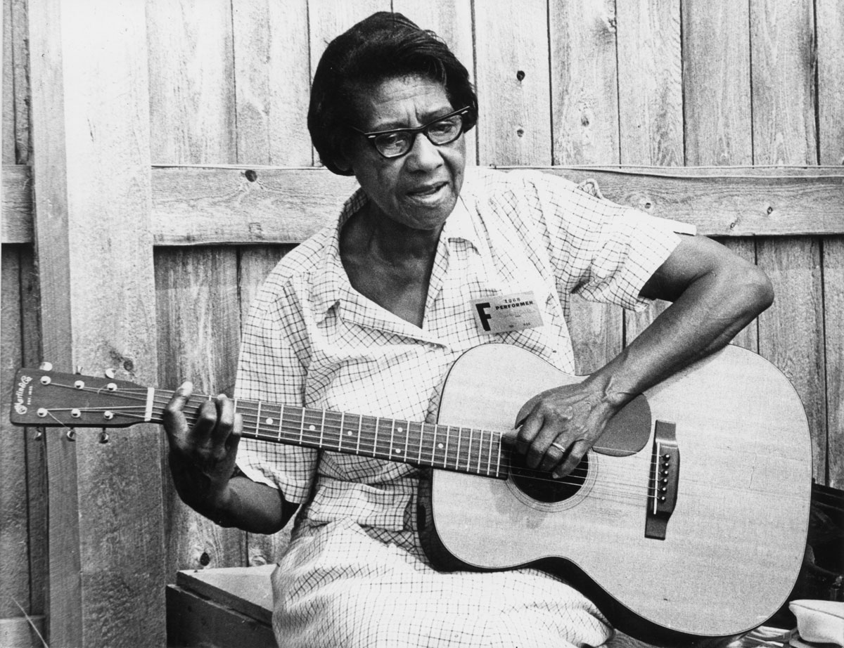 cotten_at_1968_newport_folk_fp-davi-bwpr-0212a-38.jpg